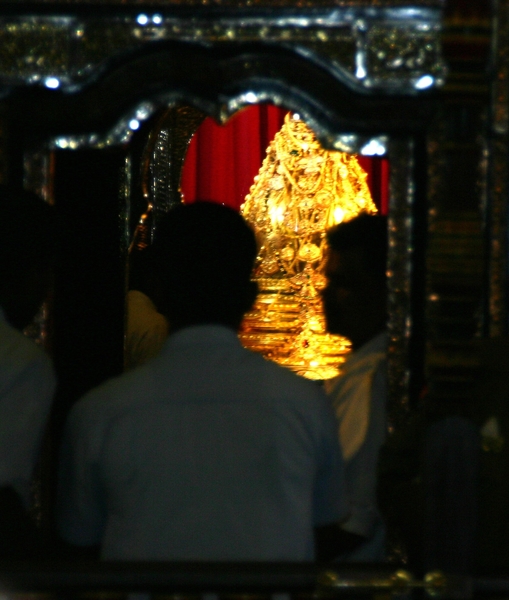 Tand in schrijn (7 in elkaar passende gouden dagoba's)