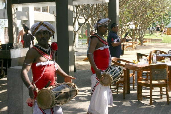 Muzikanten bij huwelijk in traditionele klederdracht