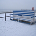 bank in de sneeuw