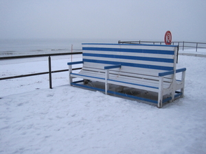 bank in de sneeuw