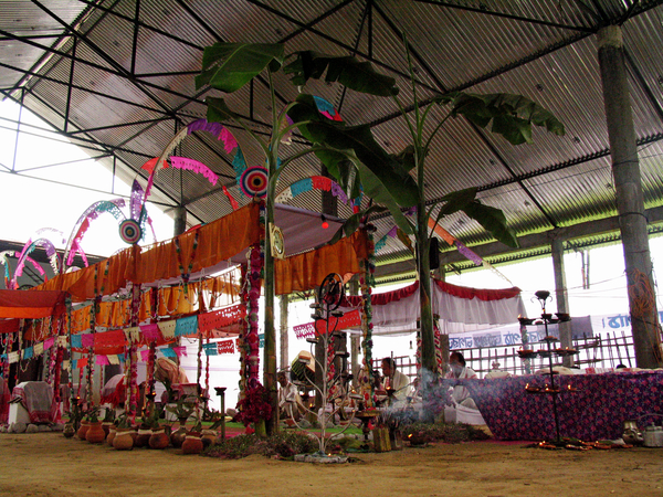 DE VERSIERINGEN IN DE HANGAR TEMPEL