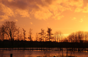 Zonsondergang na zware regenval