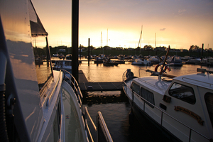 Haven in de avondzon