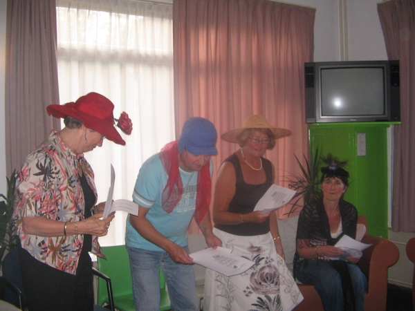 Ada leidt het hoedenspel in