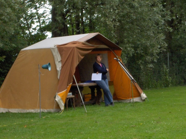 De tent voorzien