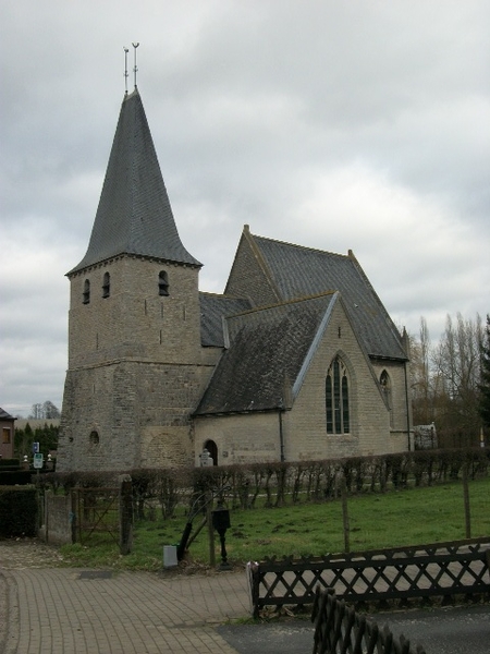 104-Op het dak prijkt niet alleen een haan maar ook een hen