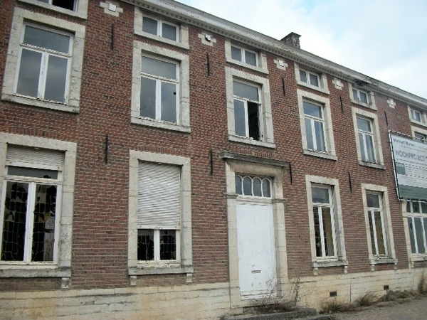 129-Br-Loriers een pand dat al 30j.leeg staat