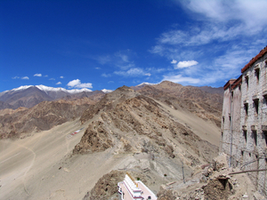 ZICHT OP DE LADAKH BERGKETENS