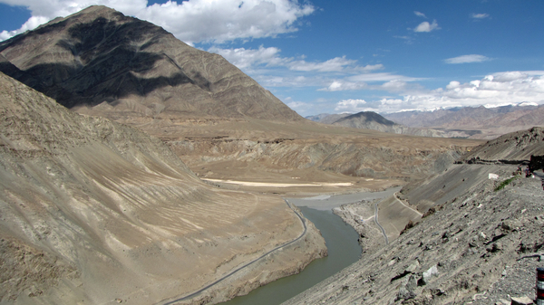 DE SAMENVLOEING VAN ZANSKAR- EN INDUS RIVIEREN