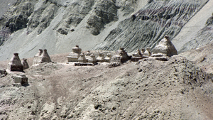 EEUWENOUDE CHORTENS BOVEN OP EEN HELLING