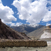 CHORTEN EN MANU MUUR MET MOOI ZICHT OP DE BERGEN