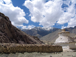 CHORTEN EN MANU MUUR MET MOOI ZICHT OP DE BERGEN