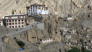 TUSSEN DE GERODEERDE HELLINGEN - LAMAYURU GOMPA