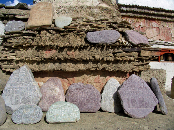 TAL VAN MANI STENEN AAN DE CHORTENS