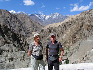 MET UITZICHT OP DE LADAKH BERGKETEN