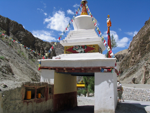 EEN POORT CHORTEN - RIZONG GOMPA