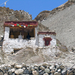 NOG KLEINE CHORTENS TEGEN DE BERGWAND