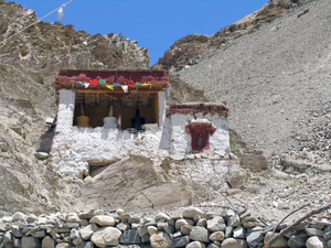 NOG KLEINE CHORTENS TEGEN DE BERGWAND