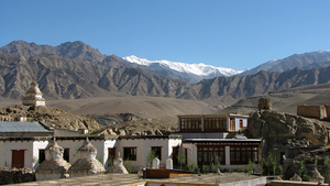 LANGS DE ANDERE ZIJDE ZIEN WE DE KARAKORUM RANGE