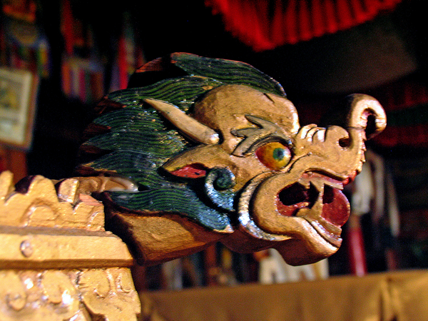DETAIL VERSIERING AAN HET ALTAAR