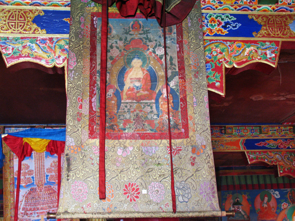 THANKA'S HANGEN IN DE GEBEDSHAL - LIKIR