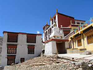 WE VERLATEN LIKIR GOMPA VIA EEN POORTCHORTEN