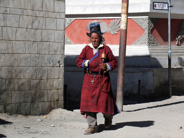 MAN MET DRAAIENDE GEBEDSMOLENTJES IN LEH