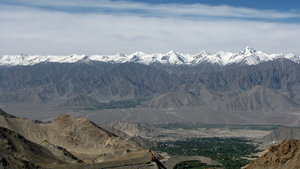 MOOI UITZICHT OP DE LEH VALLEI EN DE ZANSKAR RANGE