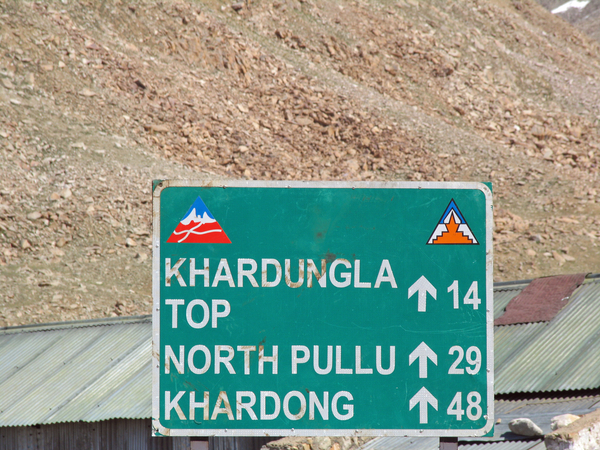 NOG 14 KM TOT DE TOP VAN DE KHARDUNG PAS