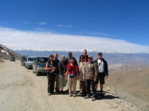 EEN GROEPSFOTOOTJE NABIJ DE KHARDUNG LA