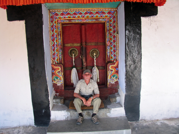 EVEN POSEREN VOOR EEN PRACHTIG DEUR IN DE GOMPA