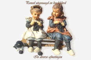 MEISJES BEZIG MET EEN BREIWERKJE, OP EEN BANKJE