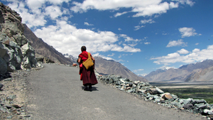 LANGZAAM VOLGEN WE DE MONNIK NAAR DE GOMPA