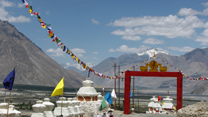 DE CHORTENS EN DE INKOMPOORT NAAR DISKIT GOMPA