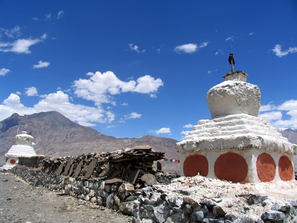 WE PASSEREN TAL VAN CHORTENS EN MANI MUREN