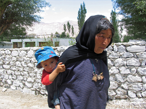 LADAKHI VROUW MET KINDJE