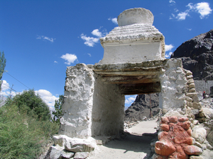 EEN POORT CHORTEN IN HUNDAR