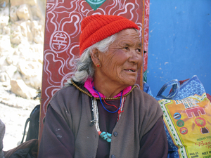 OUDE LADAKHI VROUW - HUNDAR