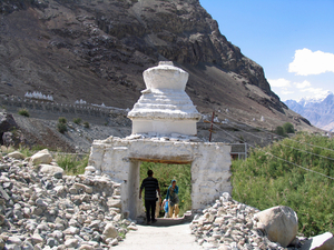 WE LOPEN ONDER DE POORT CHORTEN - HUNDAR