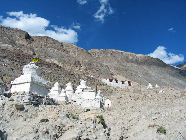 TEGEN DE BERGHELLING OVER KLEINE CHORTENS - SUMUR