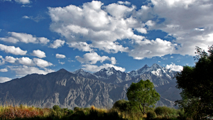 MET UITZICHT OP DE LADAKH RANGE