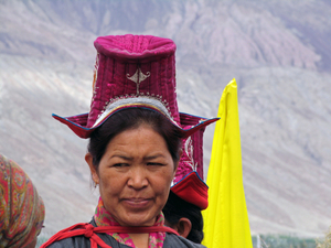 LADAKHI VROUW MET HOEDJE