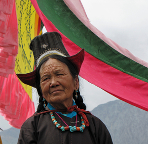 LADAKHI VROUW TUSSEN DE VAANDELS