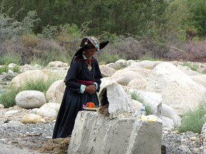 ONDERWEG NOG EEN VROME LADAKHI VROUW