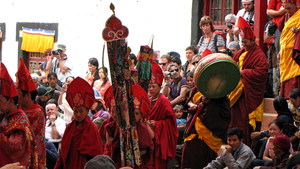 DE MONNIKEN KOMEN UIT DE GOMPA