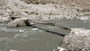 WAT EEN GAMMEL BRUGGETJE OVER DE INDUS