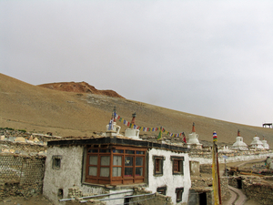 UITZICHT OVER DE OMLIGGENDE CHORTENS EN MANI MUREN