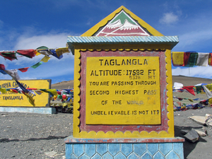 DE TANGLANGLA OP EEN HOOGTE VAN 5328 M.