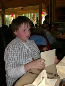 mijn kleinzoon kenneth met zijn pl.communie