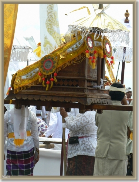 Melasti viering in Banyualit